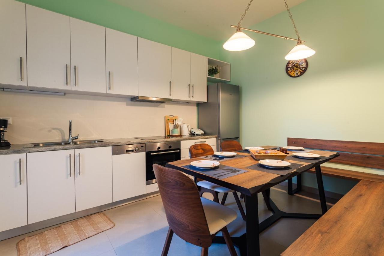 Apartamento Upscale Modern Escape In The Historic Center Kalamata Exterior foto